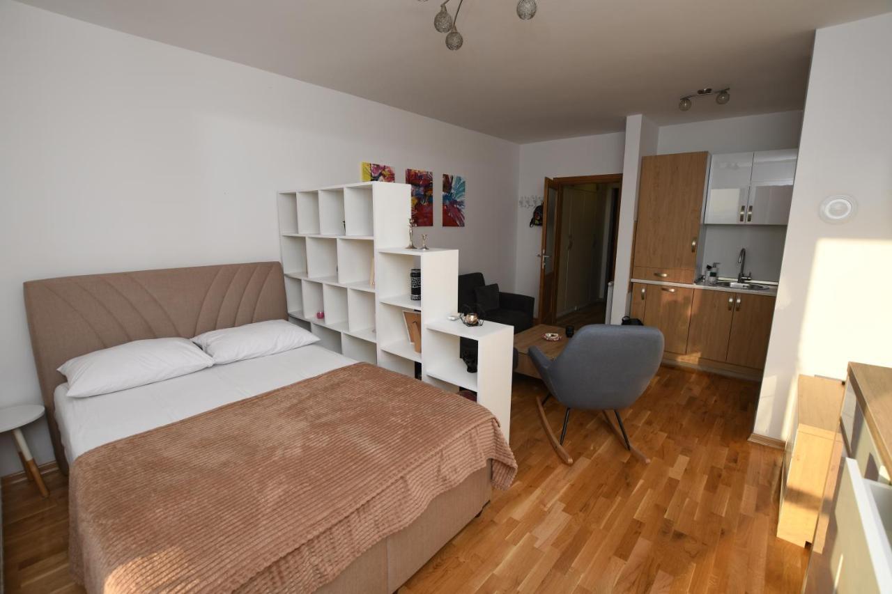 Sky Way Studio Apartment Сараево Екстериор снимка